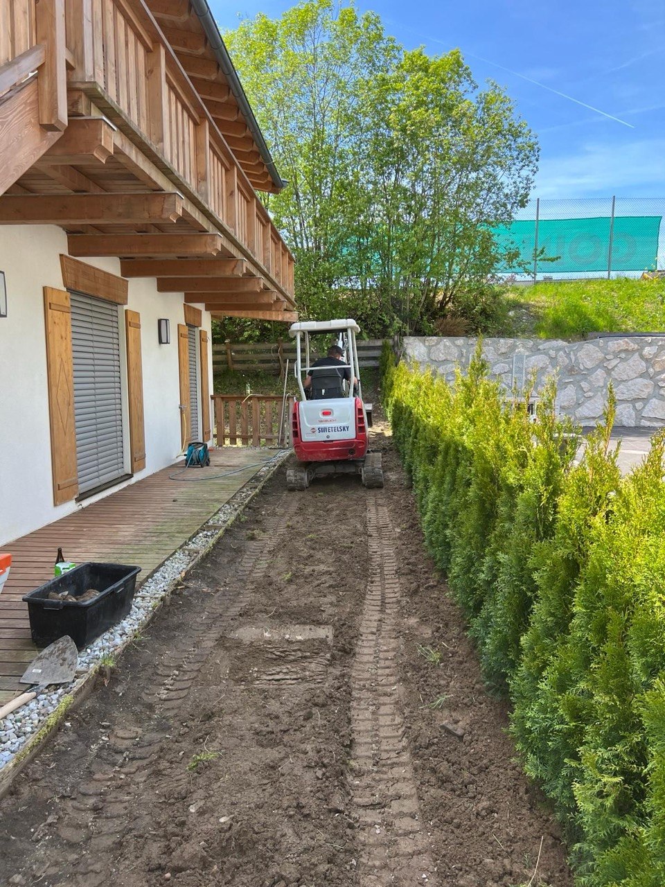 Vorbereitung des Pflanzgrabens für eine Thujenhecke